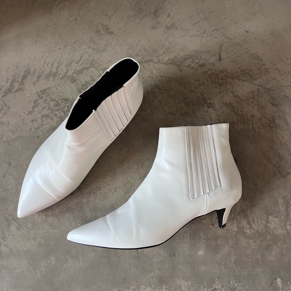 $1200 CELINE WHITE LEATHER KITTEN HEEL ANKLE BOOTS